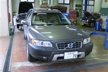 ボルボXC70車検前整備で入庫しました。