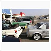 後ろの車は…