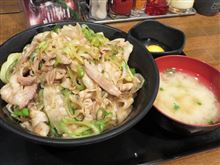 今日のディナーは、池袋「伝説のすた丼」すた丼肉増し、ライス増量サービス