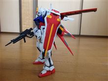 このガンダム、あちこちのパーツが割れてるんです。