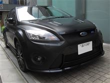 坊や、この真っ黒なクルマは・・