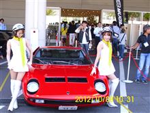 ミウラ　　　と　美女2人。　　ミウラも　喜んでいるようで、、。