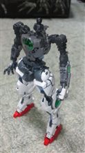 エクシア、足の装甲に介入する