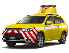 ミツビシ アウトランダー PHEV 道路 パトロールカー !? ・・・・