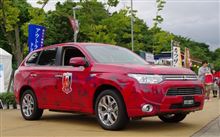 ミツビシ アウトランダー PHEV に “ 浦和レッズ 迷彩 ” !? ： レスポンス ・・・・