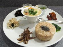 今日のランチは、「マクロビオティックカフェ 小鉢や」玄米ランチ 1200円