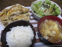 今日のディナーは、自宅で餃子定食