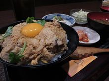 今日のランチは、「とり鉄」烏骨鶏卵と炙りもも肉の親子丼 880円