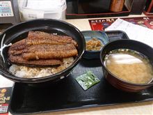 (&#180;ヘ｀;)　う～ん・・・とりあえず鰻重食べたヨ。