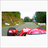 峠を全開で走るＧＰ２マシン