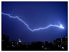 か、雷ぃ！？