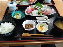 小さな漁港の目の前でお刺身・・・お魚センターみくりや「恵比須」