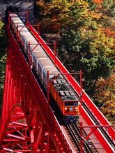 秋色の渓谷鉄道