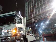 只今、新宿駅ビルの新築工事現場に、搬入中!!