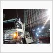 只今、新宿駅ビルの新築工事現場に、搬入中!!