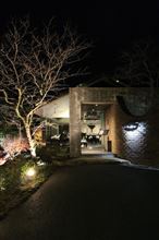 湖畔で食事。
