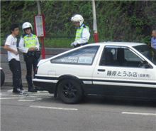 県警・・・?