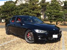 BMW F30 AH3 ACシュニッツァーフロントグリル（笑うセールスマン）とPERFORMANCEカーボンミラーカバー装着、ACシュニッツァーステッカー貼付