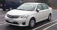 レンタカーでカローラを運転。豪華さはないが、機能的にはよくできている。