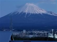 今年初の[今朝撮れ富士山]、お届けです。