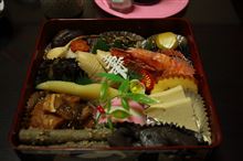 謹賀新年（今年のお節は一人一重のノルマ制）