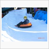 雪のすべり台でお正月気分(= ...