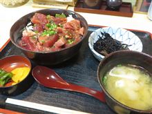 今日のランチは、「弥市」まぐろ大盛丼 1,050円
