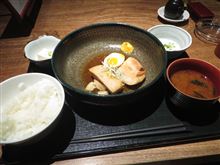 今日のランチは、「赤坂 かこい」豚の角煮 定食　味付け煮玉子付き 930円