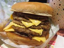 今日のランチは、「ロッテリア」怪物チーズバーガー