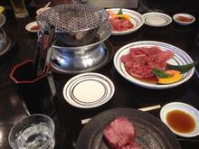 肉食ってる。