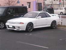 おっ！キレイなR３２のGT-Rと思ったら・・・。