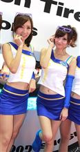 東京モーターショー2013　水村リアさん（左）森紗羅さん（右）