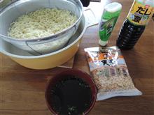 蒸し暑い日の昼食。