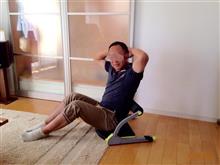 「倒れるだけで〜、腹筋ワンダーコア〜♪」