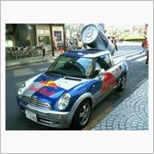 レッドブルのミニクーパーを見 ...