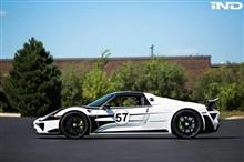 HRE製グロスブラックのホイールを装着した918スパイダーの美しい画像