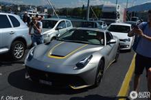 ★珍しい、マットシルバーとイエローのフェラーリF12