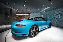 フランクフルトに展示される新型911。新色のブルーも