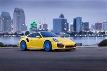 イエローのボディカラーにブルーのホイール。鮮やかな色彩のポルシェ911ターボ