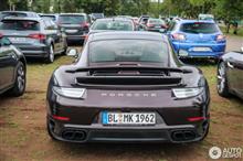 珍しいボディカラーのポルシェ911ターボS。内装もエレガント