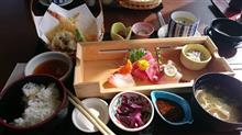 マリーナ内のレストランでランチ🎶