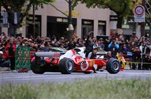 大阪ど真ん中の御堂筋をＦ１カーが爆走する！！