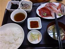 市場で昼食