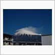 ようやく雪がトッピングされた富士山　と　ルノー　プレス