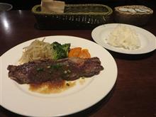 今日のランチは、「P.C.A.」ビーフステーキ和風ソース温野菜添え1,000円