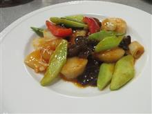 今日のランチは、新高島平「剣閣」えび、いか、ほたてと季節野菜の四川風炒め
