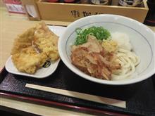 今日のランチは、「つるまる饂飩」ぶっかけうどん360円天ぷら3品430円