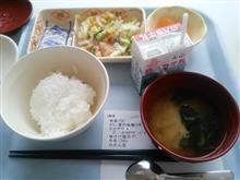 窓の外は小雪も降ったようだ
