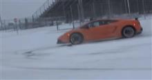 1500馬力のツインターボ・ガヤルドが雪の上でドリフトする動画