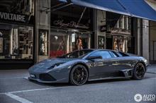 イケメンが乗る、モノトーンでまとめられたランボルギーニ・ムルシエラゴ